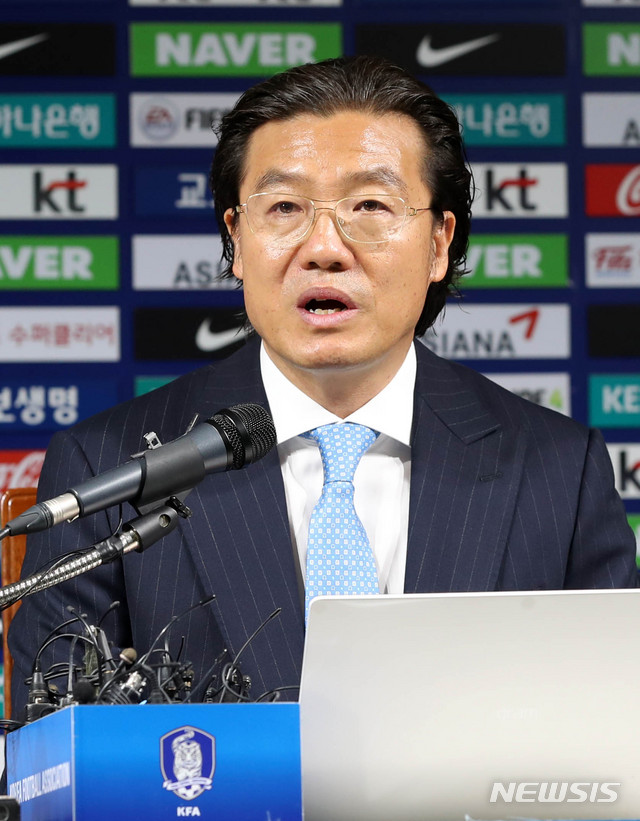 【서울=뉴시스】홍효식 기자 = 김판곤 대한축구협회 국가대표감독 선임위원장이 17일 오전 서울 종로구 대한축구협회에서 기자회견을 열고 축구대표팀 신임 감독을 발표하고 있다. 이날 김 위원장은 신임 감독으로 포르투갈 출신 파울루 벤투를 임명했다. 2018.08.17. yesphoto@newsis.com