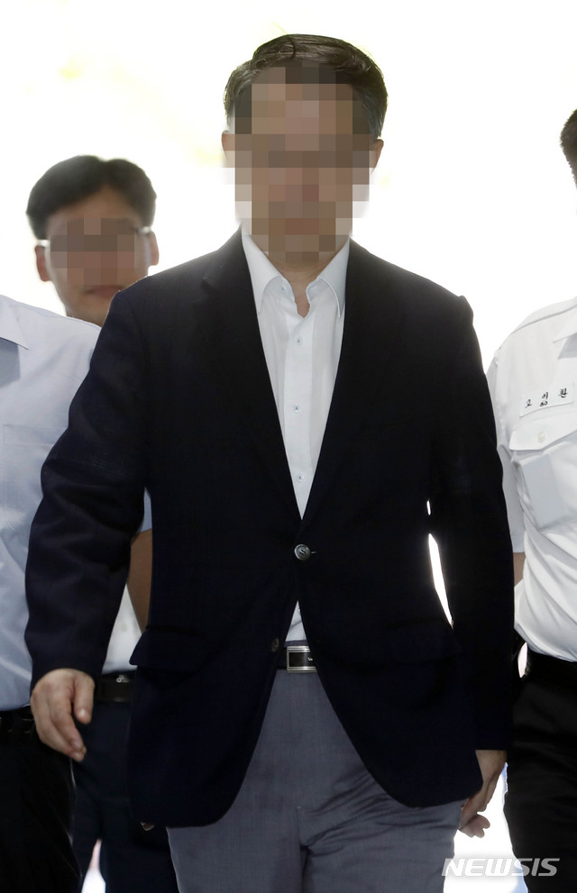 【서울=뉴시스】최동준 기자 = '삼성 노조 와해 공작'에 개입한 혐의를 받는 강모 전 삼성 미래전략실 노사총괄부사장이 17일 서울 서초구 서울중앙지법에서 열린 영장실질심사에 출석하고 있다. 2018.08.17. photocdj@newsis.com