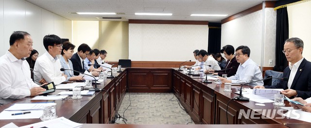 【서울=뉴시스】 김동연 부총리 겸 기획재정부 장관이 17일 서울 종로구 정부서울청사에서 고용관련 긴급경제현안간담회를 주재하고 있다. 2018.08.17. (사진=기획재정부 제공) photo@newsis.com