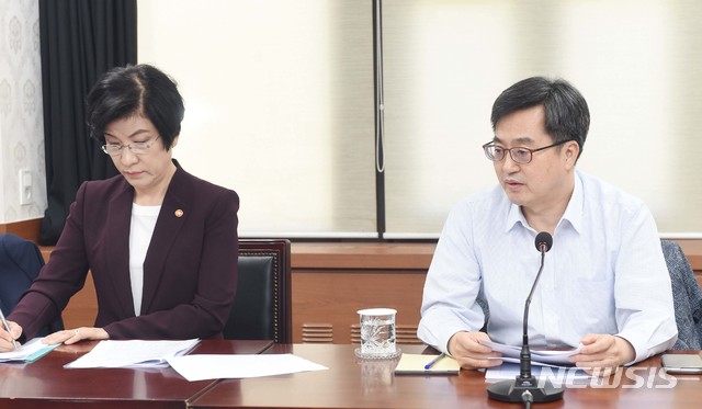 【서울=뉴시스】 김동연 부총리 겸 기획재정부 장관이 17일 서울 종로구 정부서울청사에서 고용관련 긴급경제현안간담회를 주재하고 있다. 2018.08.17. (사진=기획재정부 제공) photo@newsis.com
