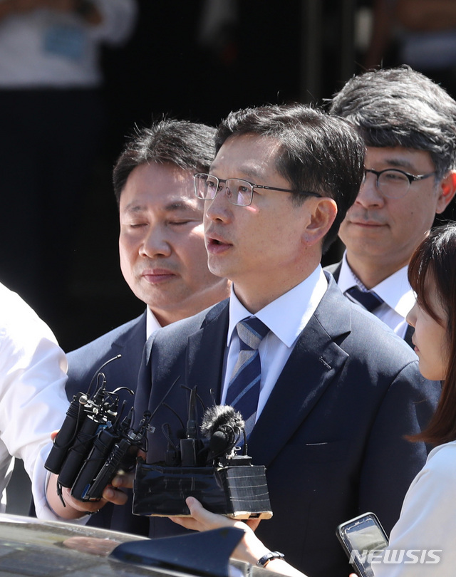 【서울=뉴시스】전진환 기자 = 드루킹 댓글 조작 사건 개입 의혹을 받고 있는 김경수 경남도지사가 17일 오후 서울 서초구 서울중앙지법에서 영장실질 심사를 마치고 나와 기자들의 질문에 답하고 있다. 2018.08.17. amin2@newsis.com