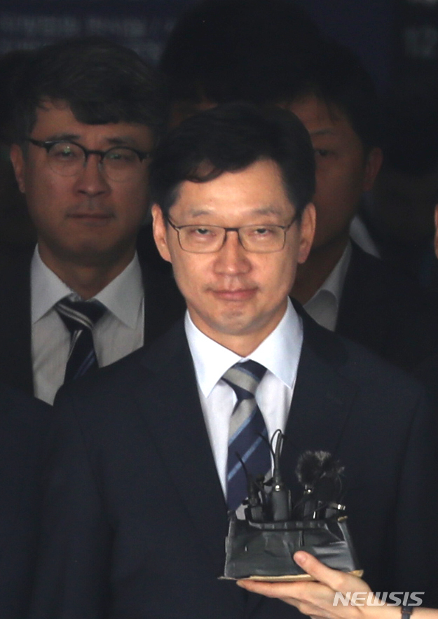 【서울=뉴시스】전진환 기자 = 드루킹 댓글 조작 사건 개입 의혹을 받고 있는 김경수 경남도지사가 17일 오후 서울 서초구 서울중앙지법에서 영장실질 심사를 마치고 나오고 있다. 2018.08.17. amin2@newsis.com