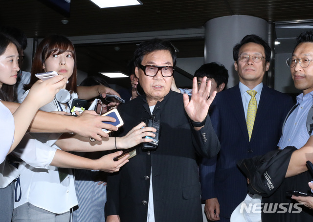 【서울=뉴시스】전진환 기자 = 그림 대작 혐의로 기소된 가수 조영남이 17일 오후 서울 서초구 서울중앙지법에서 열린 항소심에서 무죄를 선고 받고 나와 기자들과 인터뷰하고 있다. 2018.08.17. amin2@newsis.com