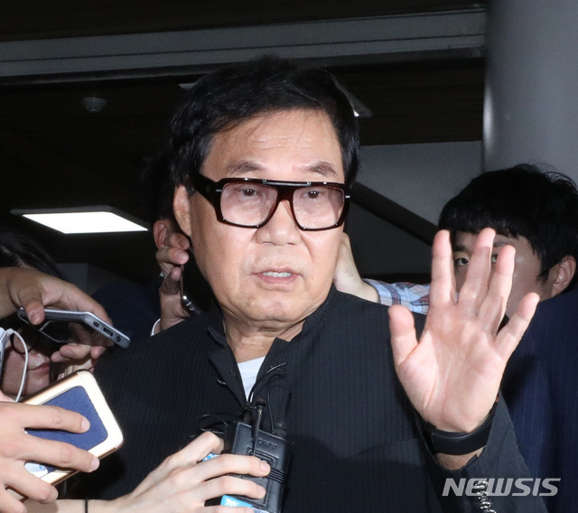 【서울=뉴시스】전진환 기자 = 그림 대작 혐의로 기소된 가수 조영남이 17일 오후 서울 서초구 서울중앙지법에서 열린 항소심에서 무죄를 선고 받고 나와 기자들과 인터뷰하고 있다. 2018.08.17. amin2@newsis.com