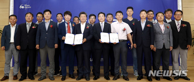 【서울=뉴시스】홍찬선 기자 = 전국 14개의 공항을 운영 중인 한국공항공사의 자회사인 KAC공항서비스가 공기업 최초로 노사합의를 통한 단체협약을 체결한다고 29일 밝혔다.사진은 지난 8월 열린 정부의 공공부분 비정규직 제로 정책 실현을 위한 '노·사 상생발전 선포식' 모습. 2018.11.29.(사진=한국공항공사 제공) photo@newsis.com