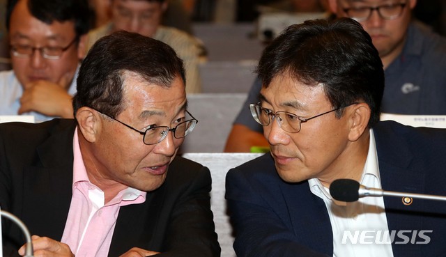 【서울=뉴시스】고범준 기자 = 권덕철(오른쪽) 보건복지부 차관과 김상균 제도발전위원장이 17일 오후 서울 중구 세종대로 대한상공회의소 의원회의실에서 열린 2018년 재정계산 결과를 바탕으로 한 '국민연금 제도개선 방향에 관한 공청회'에서 대화를 나누고 있다. 2018.08.17. bjko@newsis.com