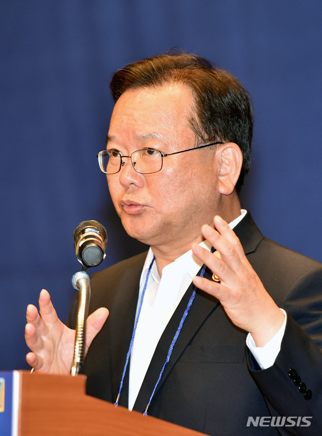 【대구=뉴시스】우종록 기자 = 김부겸 행정안전부 장관이 17일 오후 대구시 수성구 만촌동 대구 인터불고 호텔 컨벤션홀에서 열린 '2018 지방의회 아카데미'에 참석해 인사말을 하고 있다. 2018.08.17. wjr@newsis.com