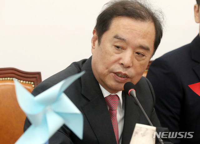 【서울=뉴시스】박영태 기자 = 17일 오후 서울 영등포구 여의도 국회에서 진행된 자유한국당 여성청년특별위원회 1차 회의에서 김병준 비대위원장이 모두발언을 하고 있다. 2018.08.17.since1999@newsis.com