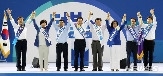 【인천=뉴시스】홍효식 기자 = 더불어민주당 황명선(왼쪽부터), 남인순, 박정, 박광온, 설훈, 유승희, 박주민, 김해영 최고위원 후보가 17일 오후 인천 남동구 인천남동체육관에서 열린 인천시당 대의원대회에 참석해 손을 맞잡고 포즈를 취하고 있다. 2018.08.17.&nbsp; yesphoto@newsis.com