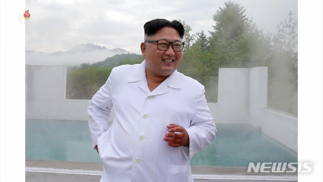 【서울=뉴시스】조선중앙TV가 17일 오후 김정은 국무위원장 평안남도 양덕군안 온천지구 현지 지도에 대해 보도했다. 사진은 김 위원장이 현지지도에 나선 모습. 2018.08.17.(사진=조선중앙TV 캡처)&nbsp; photo@newsis.com