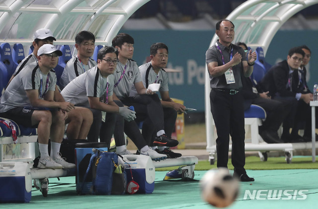 【반둥(인도네시아)=뉴시스】최진석 기자 = 17일(현지시각) 인도네시아 반둥 시 잘락 하루팟 스타디움에서 열린 2018 자카르타·팔렘방 아시안게임 남자 축구 조별리그 E조 2차전 대한민국과 말레이시아의 경기. 대한민국 김학범 감독이 선수들에게 지시를 하고 있다. 2018.08.17. myjs@newsis.com 
