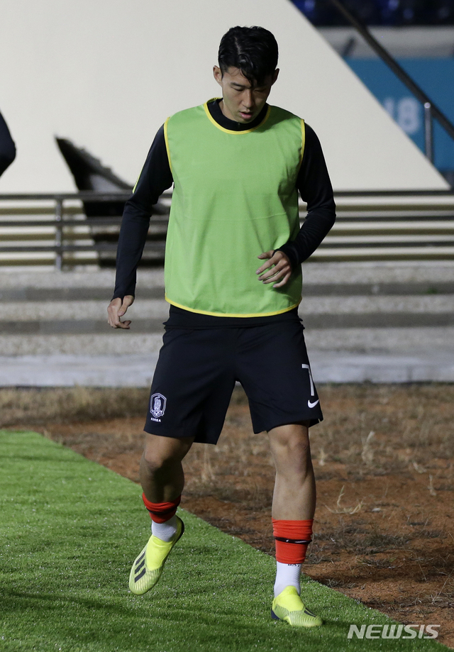 South Korea&#039;s Son Heung Min warms up during their men&#039;s soccer match between South Korea and Malaysia at the 18th Asian Games at Si Jalak Harupat Stadium in Bandung, Indonesia, Friday, Aug. 17, 2018. (AP Photo/ Achmad Ibrahim )