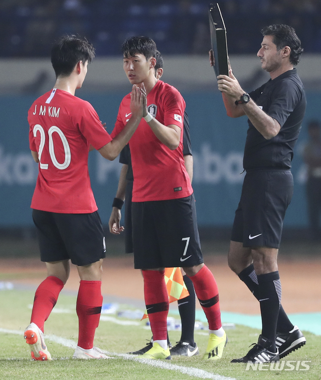 【반둥(인도네시아)=뉴시스】최진석 기자 = 17일(현지시각) 인도네시아 반둥 시 잘락 하루팟 스타디움에서 열린 2018 자카르타·팔렘방 아시안게임 남자 축구 조별리그 E조 2차전 대한민국과 말레이시아의 경기. 대한민국 손흥민이 교체 투입되고 있다. 2018.08.17. myjs@newsis.com