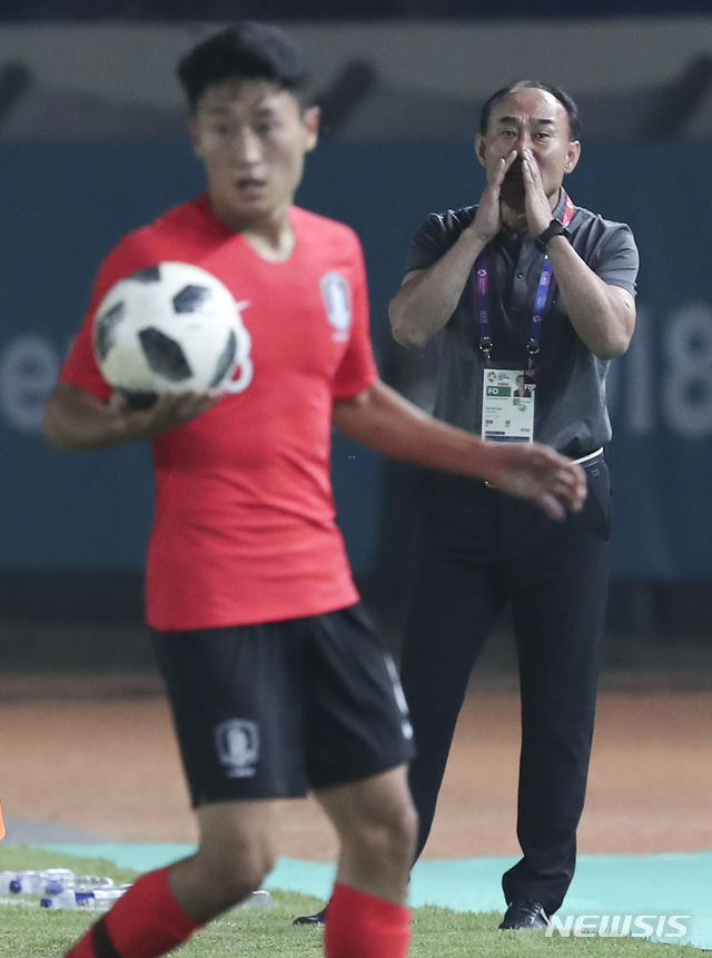 【반둥(인도네시아)=뉴시스】최진석 기자 = 17일(현지시각) 인도네시아 반둥 시 잘락 하루팟 스타디움에서 열린 2018 자카르타·팔렘방 아시안게임 남자 축구 조별리그 E조 2차전 대한민국과 말레이시아의 경기. 대한민국 김학범 감독이 선수들에게 지시를 하고 있다. 2018.08.17. myjs@newsis.com