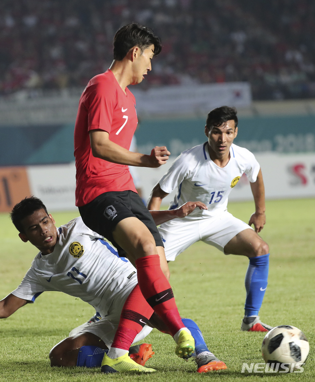 【반둥(인도네시아)=뉴시스】최진석 기자 = 17일(현지시각) 인도네시아 반둥 시 잘락 하루팟 스타디움에서 열린 2018 자카르타·팔렘방 아시안게임 남자 축구 조별리그 E조 2차전 대한민국과 말레이시아의 경기. 대한민국 손흥민이 패스를 하고 있다. 2018.08.17. myjs@newsis.com