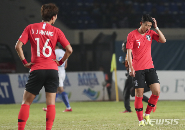 【반둥(인도네시아)=뉴시스】최진석 기자 = 17일(현지시각) 인도네시아 반둥 시 잘락 하루팟 스타디움에서 열린 2018 자카르타·팔렘방 아시안게임 남자 축구 조별리그 E조 2차전 대한민국과 말레이시아의 경기. 대한민국 손흥민과 황의조가 말레이시아에 끌려가자 아쉬워하고 있다. 2018.08.17. myjs@newsis.com