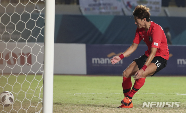 【반둥(인도네시아)=뉴시스】최진석 기자 = 17일(현지시각) 인도네시아 반둥 시 잘락 하루팟 스타디움에서 열린 2018 자카르타·팔렘방 아시안게임 남자 축구 조별리그 E조 2차전 대한민국과 말레이시아의 경기. 대한민국 황의조가 따라가는 골을 넣은 뒤 공을 향해 가고 있다. 2018.08.17. myjs@newsis.com