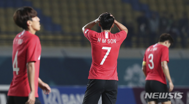 【반둥(인도네시아)=뉴시스】최진석 기자 = 17일(현지시각) 인도네시아 반둥 시 잘락 하루팟 스타디움에서 열린 2018 자카르타·팔렘방 아시안게임 남자 축구 조별리그 E조 2차전 대한민국과 말레이시아의 경기. 대한민국 손흥민이 프리킥이 빗나가자 아쉬워하고 있다. 2018.08.17. myjs@newsis.com