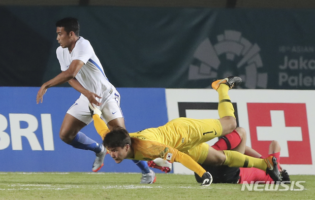 【반둥(인도네시아)=뉴시스】최진석 기자 = 17일(현지시각) 인도네시아 반둥 시 잘락 하루팟 스타디움에서 열린 2018 자카르타·팔렘방 아시안게임 남자 축구 조별리그 E조 2차전 대한민국과 말레이시아의 경기. 대한민국 송범근이 황현수와 출돌, 공을 놓친 뒤 말레이시아 라시드와 공을 향한 몸싸움을 하고 있다. 2018.08.17. myjs@newsis.com
