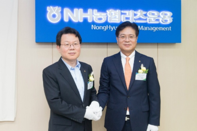 【서울=뉴시스】서철수 NH농협리츠운용 대표이사(오른쪽)가 7월 5일 서울시 영등포구 국제금융로에 있는 NH농협리츠운용 본사에서 열린 NH농협리츠운용 출범식에서 김광수 NH농협금융지주 대표이사 회장과 함께 기념촬영을 하고 있다. (사진=농협금융지주 제공). 2018.07.05