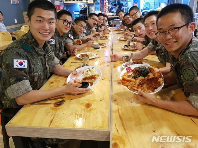 【서울=뉴시스】 영외급식을 하고 있는 장병들.