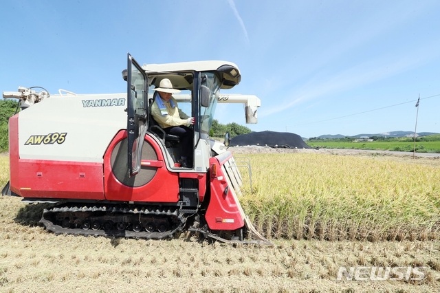  【부안=뉴시스】고석중 기자 = 18일 오전 권익현 부안군수가 보안면 유천뜰에서 콤바인에 올라 벼베기를 하고 있다. 2018.08.18. (사진=부안군 제공) photo@newsis.com