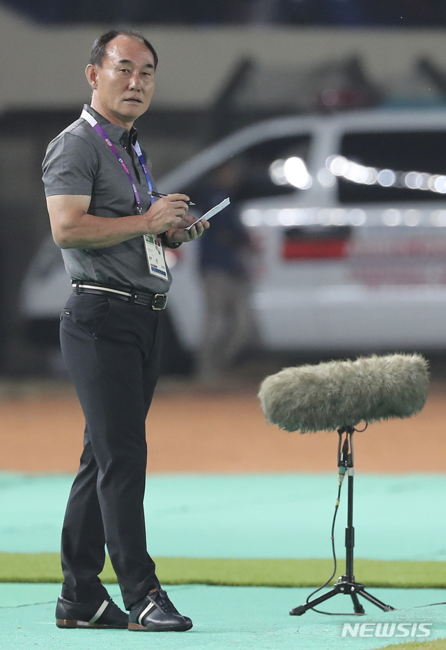 【반둥(인도네시아)=뉴시스】최진석 기자 = 17일(현지시각) 인도네시아 반둥 시 잘락 하루팟 스타디움에서 열린 2018 자카르타·팔렘방 아시안게임 남자 축구 조별리그 E조 2차전 대한민국과 말레이시아의 경기. 대한민국 김학범 감독이 선수들을 바라보고 있다. 2018.08.17.myjs@newsis.com