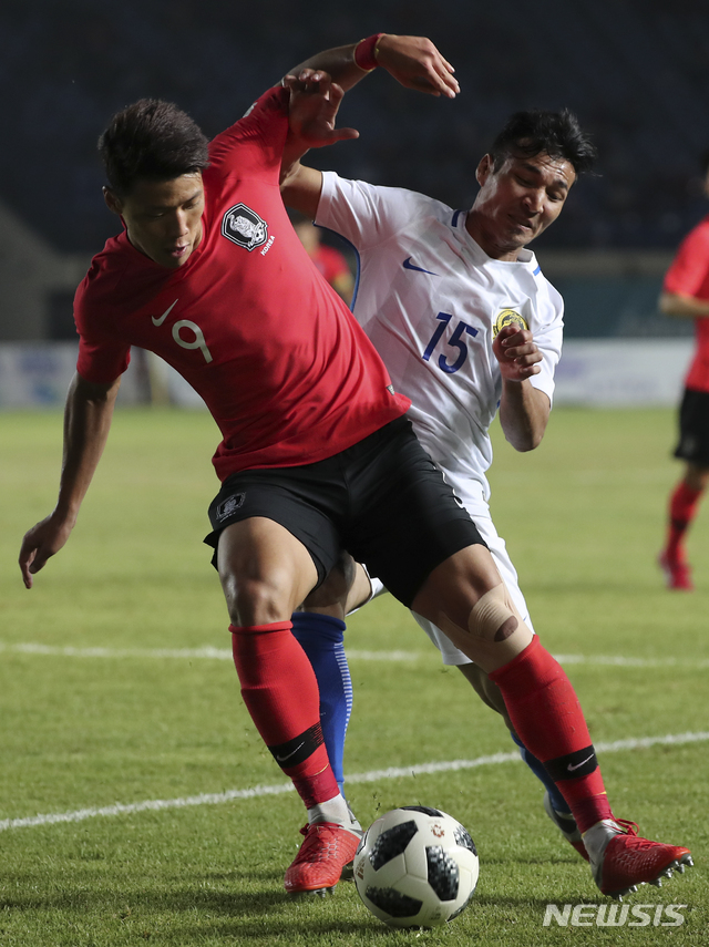 【반둥(인도네시아)=뉴시스】최진석 기자 = 17일(현지시각) 인도네시아 반둥 시 잘락 하루팟 스타디움에서 열린 2018 자카르타·팔렘방 아시안게임 남자 축구 조별리그 E조 2차전 대한민국과 말레이시아의 경기. 대한민국 황희찬이 돌파를 하고 있다. 2018.08.17.myjs@newsis.com