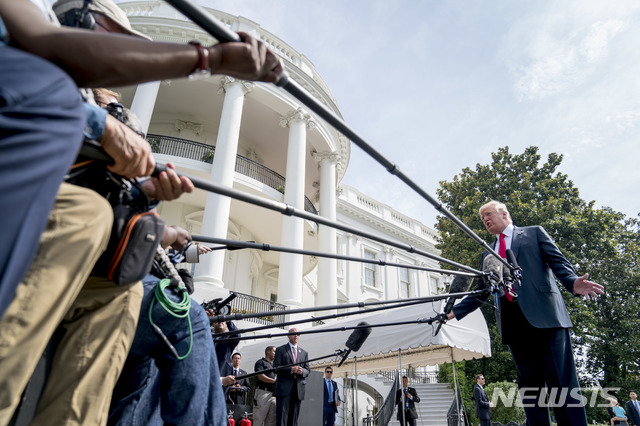 【워싱턴=AP/뉴시스】17일(현지시간) 백악관 남쪽 잔디밭에서 기자들의 질문에 답변하고 있다. 이날 트럼프 대통령은 2년 가까이 터키에 억류 중인 미국인 목사 앤드루 브런슨의 석방을 또다시 거부한데 대해 추가 제재를 경고했다. 2018.08.18 