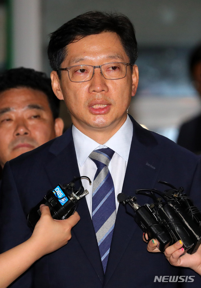 【의왕=뉴시스】배훈식 기자 = 구속영장 기각으로 석방된 김경수 경남지사가 18일 오전 경기 의왕시 서울구치소 앞에서 취재진의 질문에 답하고 있다. 2018.08.18. dahora83@newsis.com