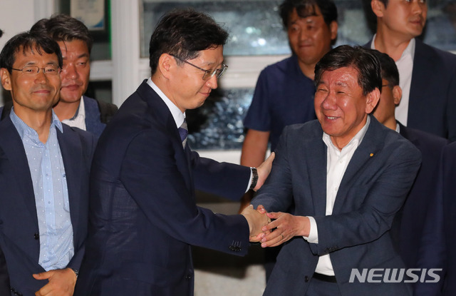 【의왕=뉴시스】배훈식 기자 = 구속영장이 기각된 김경수 경남지사가 18일 오전 경기 의왕시 서울구치소를 나와 지지자들과 악수하고 있다. 2018.08.18.&nbsp; dahora83@newsis.com