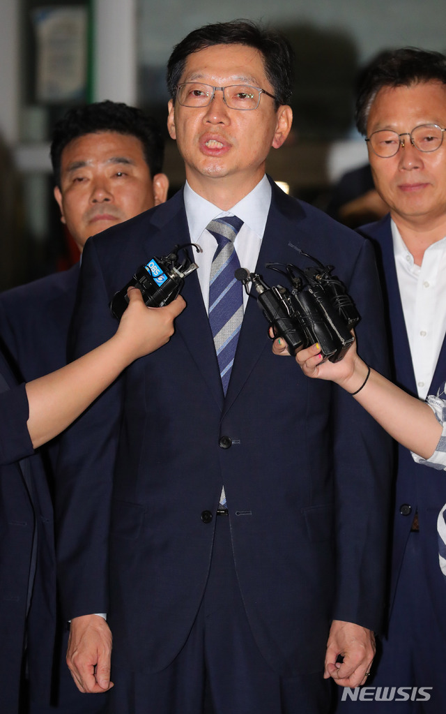 【의왕=뉴시스】배훈식 기자 = 구속영장 기각으로 석방된 김경수 경남지사가 18일 오전 경기 의왕시 서울구치소 앞에서 취재진의 질문에 답하고 있다. 2018.08.18.&nbsp; dahora83@newsis.com