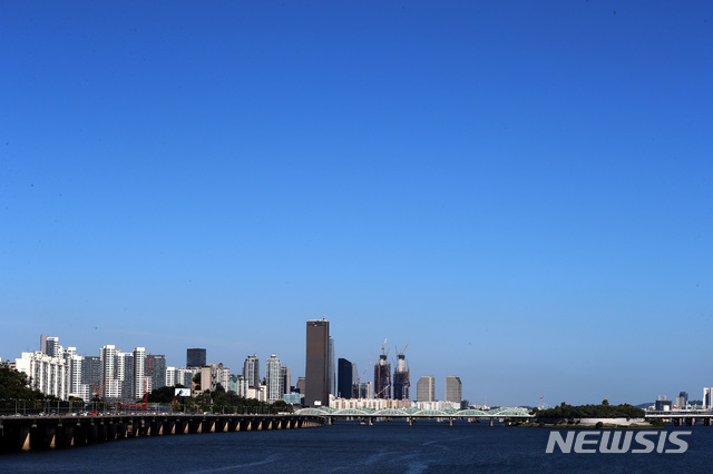 【서울=뉴시스】이영환 기자 = 맑은 날씨를 보인 18일 오전 서울 동작구 동작대교 남단에서 바라본 하늘이 파랗다. 2018.08.18.&nbsp; 20hwan@newsis.com