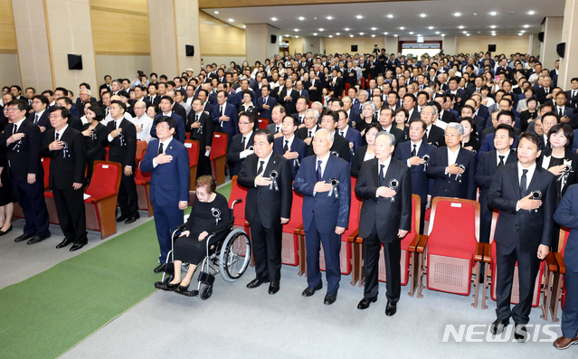 【서울=뉴시스】이영환 기자 = 18일 오전 서울 동작구 국립서울현충원에서 진행된 김대중 대통령 서거 9주기 추도식에 참석한 셋째 아들 김홍걸(앞줄 왼쪽부터) 민화협 상임의장, 둘째 아들 김홍업 전 의원, 이희호(앞줄 왼쪽 네 번째부터)여사, 문희상 국회의장, 김석수 전 총리, 민주평화당 권노갑 상임고문, 임종석 대통령비서실 비서실장, 정의당 이정미(둘째줄 오른쪽부터) 대표, 민주평화당 정동영 대표, 바른미래당 김동철 비대위원장, 자유한국당 김병준 비대위원장, 더불어민주당 추미애 대표, 고 노무현 전 대통령 아들 노건호씨, 고 김영삼 전 대통령 아들 김현철 교수, 민주평화당 박지원 의원 등 참석자들이 국민의례를 하고 있다. 2018.08.18.&nbsp; 20hwan@newsis.com 