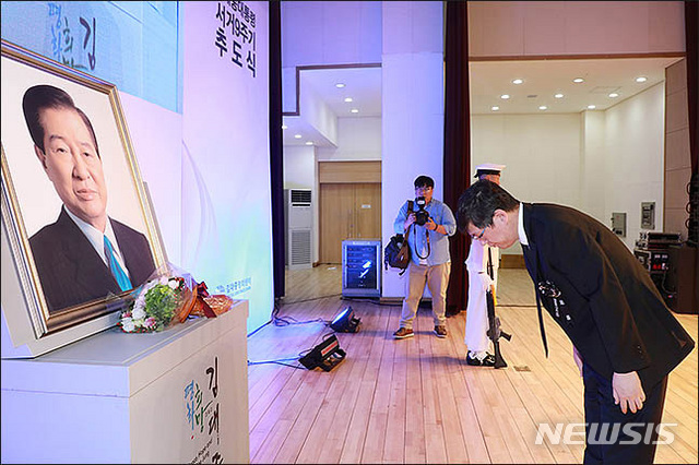 【서울=뉴시스】이영환 기자 = 고 김대중 전 대통령의 셋째 아들 김홍걸 민화협 대표 상임의장이 18일 오전 서울 동작구 국립서울현충원에서 진행된 김대중 대통령 서거 9주기 추도식에 참석해 헌화를 마치고 인사를 하고 있다. 2018.08.18.&nbsp; 20hwan@newsis.com