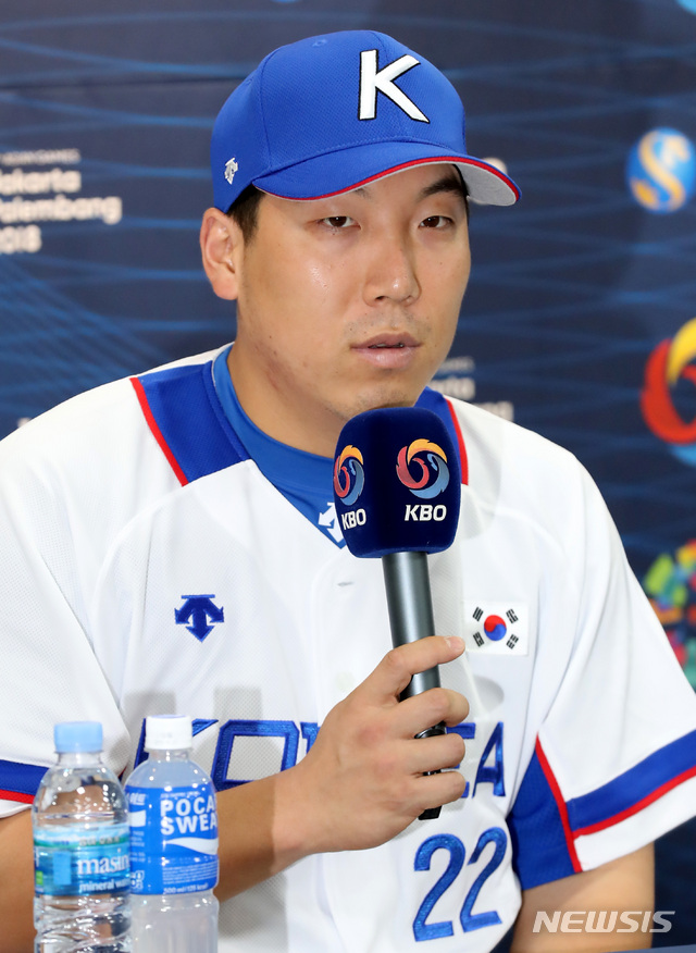 【서울=뉴시스】이영환 기자 = 18일 오후 서울 송파구 잠실야구장에서 열린 2018 자카르타-팔렘방 아시안게임 야구대표팀 기자회견에 참석한 김현수가 취재진의 질문에 답하고 있다. 2018.08.18.&nbsp; 20hwan@newsis.com