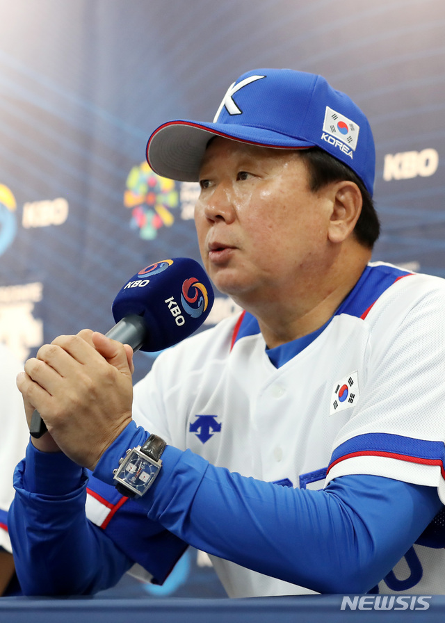 【서울=뉴시스】이영환 기자 = 18일 오후 서울 송파구 잠실야구장에서 열린 2018 자카르타-팔렘방 아시안게임 야구대표팀 기자회견에 참석한 선동열 감독이 취재진의 질문에 답하고 있다. 2018.08.18.&nbsp; 20hwan@newsis.com