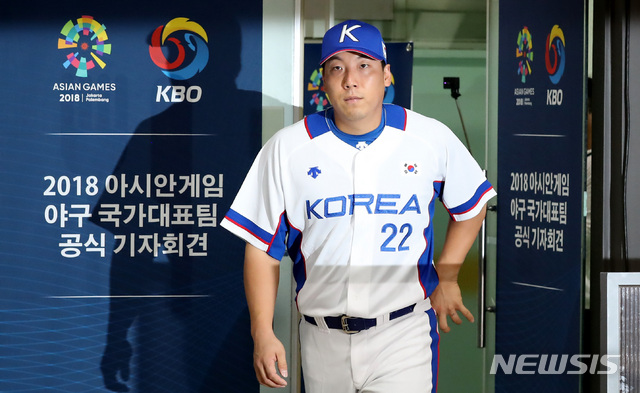 【서울=뉴시스】이영환 기자 = 18일 오후 서울 송파구 잠실야구장에서 열린 2018 자카르타-팔렘방 아시안게임 야구대표팀 기자회견에 김현수가 참석하고 있다. 2018.08.18.&nbsp; 20hwan@newsis.com