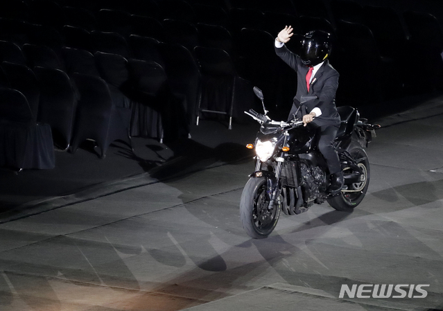 【자카르타=AP/뉴시스】오토바이 탄 대통령