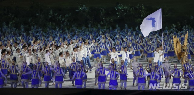 【자카르타(인도네시아)=뉴시스】최진석 기자 = 18일(현지시각) 오후 인도네시아 겔로라 붕 카르노(GBK) 주경기장에서 열린 2018 자카르타-팔렘방 아시안게임 개회식에서 우리측 임영희와 북측의 주경철이 한반도기를 함께 들고 남북 선수단과 입장하고 있다. '아시아의 에너지'(Energy of Asia)를 주제로 열리는 이번 대회는 다음달 2일까지 16일간 45개국이 참가 40개 종목, 465개의 세부경기에서 선수들이 메달을 놓고 뜨거운 경쟁을 펼친다. 2018.08.18.myjs@newsis.com