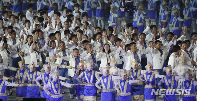 【자카르타(인도네시아)=뉴시스】최진석 기자 = 18일(현지시각) 오후 인도네시아 겔로라 붕 카르노(GBK) 주경기장에서 열린 2018 자카르타-팔렘방 아시안게임 개회식에서 우리측 임영희와 북측의 주경철이 한반도기를 함께 들고 남북 선수단과 입장하고 있다.&nbsp; '아시아의 에너지'(Energy of Asia)를 주제로 열리는 이번 대회는 다음달 2일까지 16일간 45개국이 참가 40개 종목, 465개의 세부경기에서 선수들이 메달을 놓고 뜨거운 경쟁을 펼친다. 2018.08.18. myjs@newsis.com