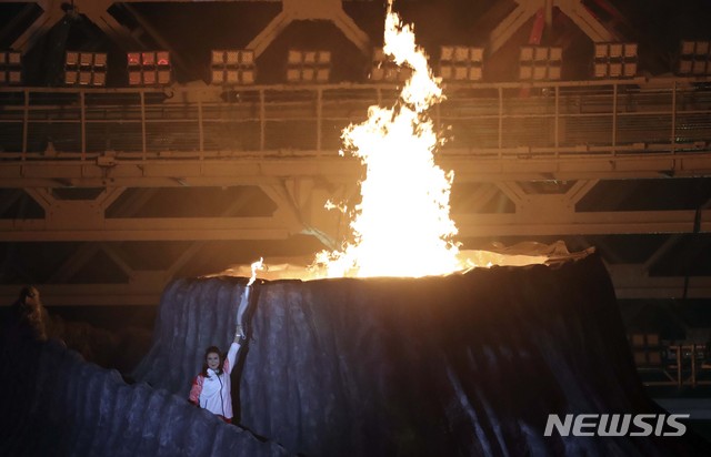 【자카르타(인도네시아)=뉴시스】최진석 기자 = 18일(현지시각) 오후 인도네시아 겔로라 붕 카르노(GBK) 주경기장에서 열린 2018 자카르타-팔렘방 아시안게임 개회식에서 성화봉송 최종 주자가 성화를 밝히고 있다. '아시아의 에너지'(Energy of Asia)를 주제로 열리는 이번 대회는 다음달 2일까지 16일간 45개국이 참가 40개 종목, 465개의 세부경기에서 선수들이 메달을 놓고 뜨거운 경쟁을 펼친다. 2018.08.18.myjs@newsis.com