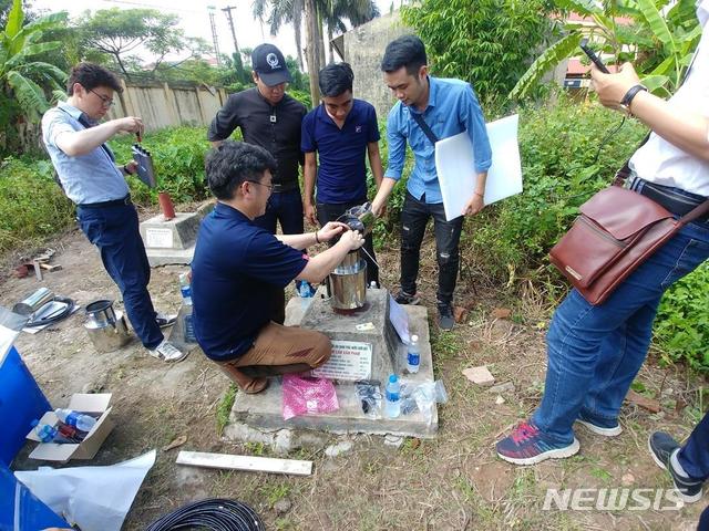 【세종=뉴시스】5월 베트남 하노이에서 수행한 스마트 지하수 모니터링 시범사업 모습. 2018.08.19.(사진 = 한국수자원공사 제공)photo@newsis.com