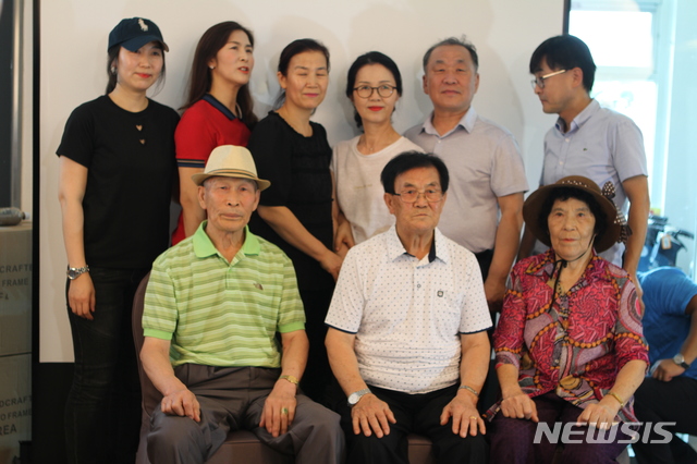 【속초=뉴시스】박종우 기자 = 이산가족 상봉단 방북 하루 전날인 19일 오후 1시께 이재일(83)씨의 가족들이 강원 속초시 한화리조트에서 기념사진을 촬영하고 있다. 2018.08.19.&nbsp; jongwoo425@newsis.com