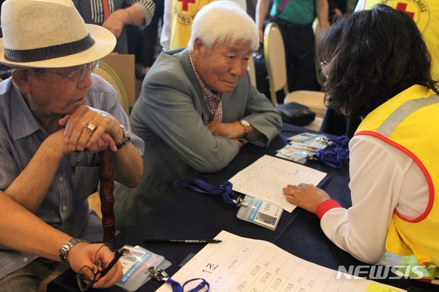 【속초=뉴시스】박종우 기자 = 이산가족 상봉단 방북 하루 전날인 19일 오후 2시께 강원 속초시 한화리조트에서 이산가족 상봉 접수가 시작됐다. 2018.08.19.&nbsp; jongwoo425@newsis.com