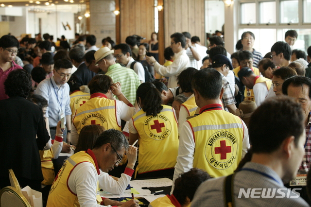 【속초=뉴시스】조명규 기자 = 이산가족 상봉단 방북 하루 전날인 19일 오후 강원 속초시 한화리조트에서 이산가족 상봉 사전 접수가 진행되고 있다. 2018.08.19.&nbsp; mkcho@newsis.com