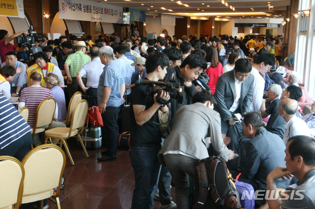 【속초=뉴시스】조명규 기자 = 이산가족 상봉단 방북 하루 전날인 19일 오후 강원 속초시 한화리조트에서 이산가족 상봉 사전 접수가 진행되고 있다. 2018.08.19. mkcho@newsis.com
