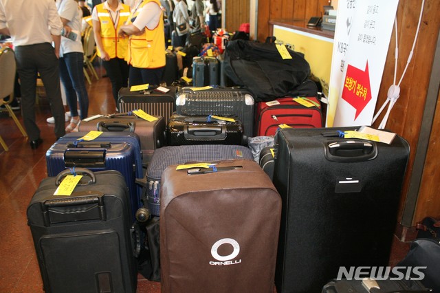 【속초=뉴시스】박종우 기자 = 이산가족 상봉단 방북 하루 전날인 19일 오후 강원 속초시 한화리조트에 이산가족들이 준비한 상봉 선물이 접수돼 로비에 놓여있다. 2018.08.19.&nbsp; jongwoo425@newsis.com