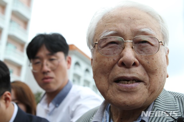 【속초=뉴시스】박종우 기자 = 이산가족 상봉단 방북 하루 전날인 19일 오후 1시께 8·15 계기 이산가족 남측 상봉단 최고령자인 백성규(101)할아버지가 상봉 접수를 위해 강원 속초시 한화리조트를 찾았다. 2018.08.19.&nbsp; jongwoo425@newsis.com 