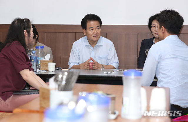 【서울=뉴시스】고승민 기자 = 민주평화당 정동영 대표가 19일 오전 서울 여의도 국회 앞 한 식당에서 기자간담회를 하고 있다. 2018.08.19.kkssmm99@newsis.com